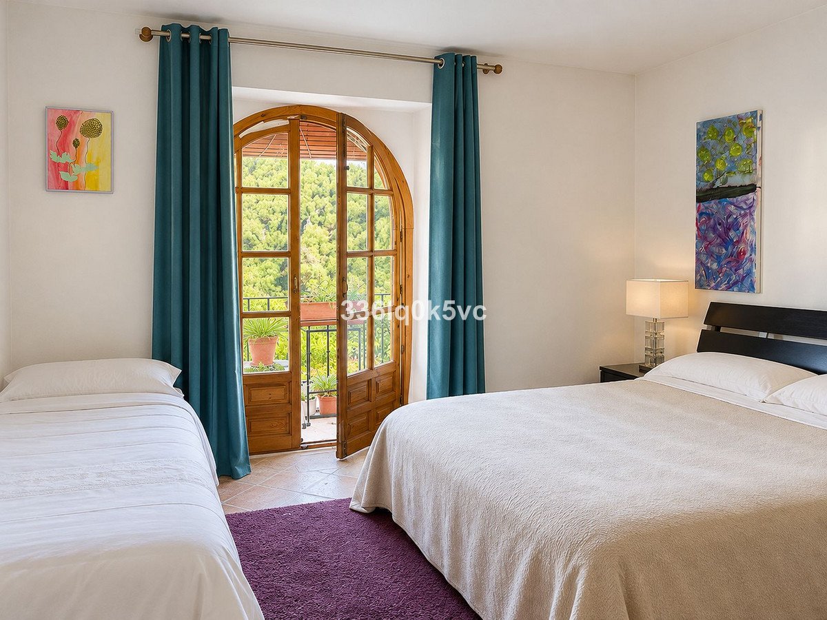 2 Bed Top Floor Apartment in Benahavís