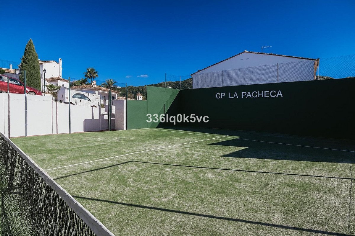 2 Bed Top Floor Apartment in Benahavís