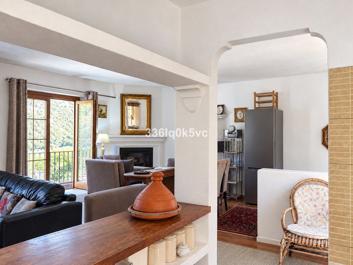 2 Bed Top Floor Apartment in Benahavís