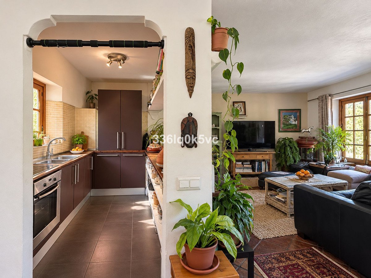 2 Bed Top Floor Apartment in Benahavís