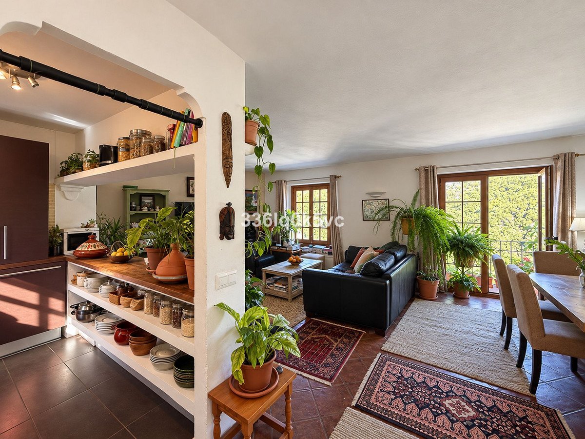 2 Bed Top Floor Apartment in Benahavís