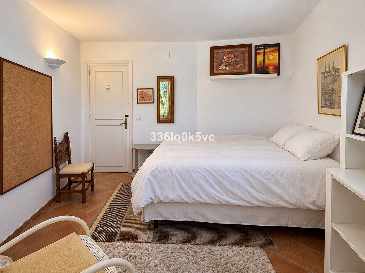 2 Bed Top Floor Apartment in Benahavís