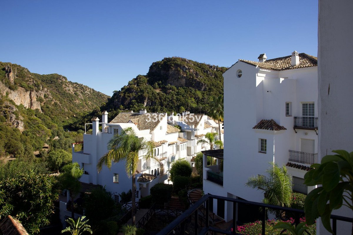 2 Bed Top Floor Apartment in Benahavís