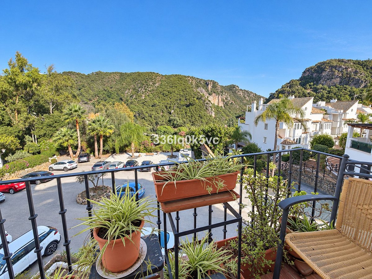 2 Bed Top Floor Apartment in Benahavís
