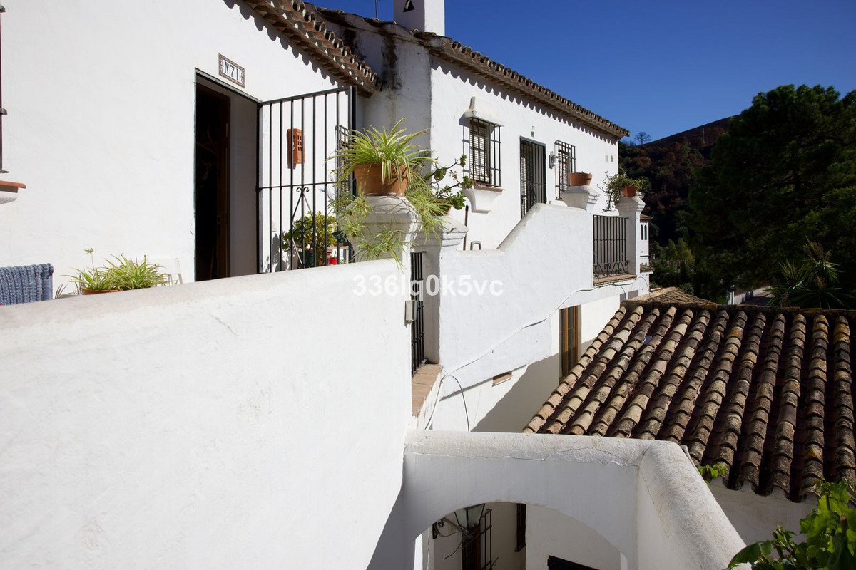 2 Bed Top Floor Apartment in Benahavís