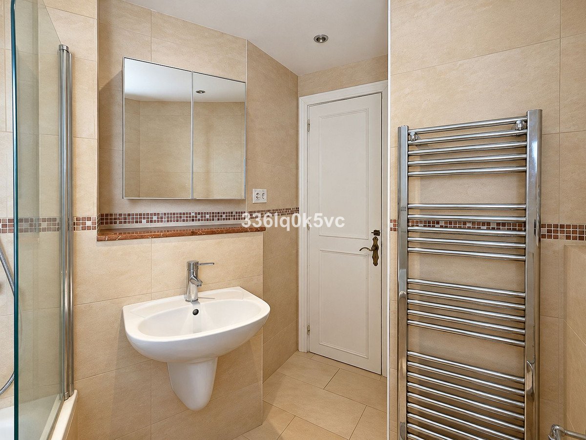 2 Bed Top Floor Apartment in Benahavís