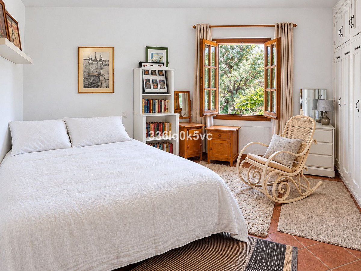 2 Bed Top Floor Apartment in Benahavís