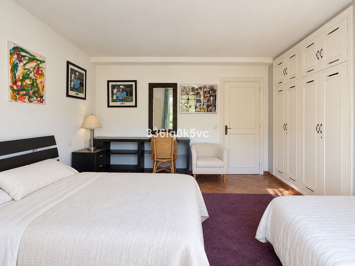 2 Bed Top Floor Apartment in Benahavís