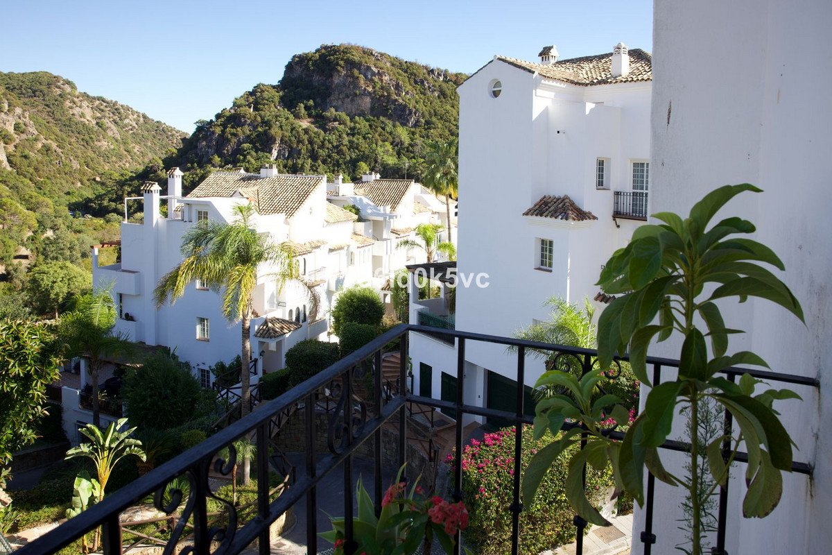 2 Bed Top Floor Apartment in Benahavís