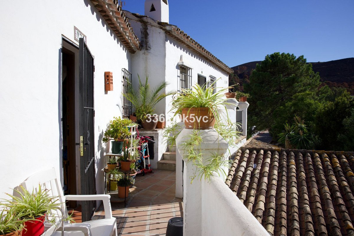 2 Bed Top Floor Apartment in Benahavís