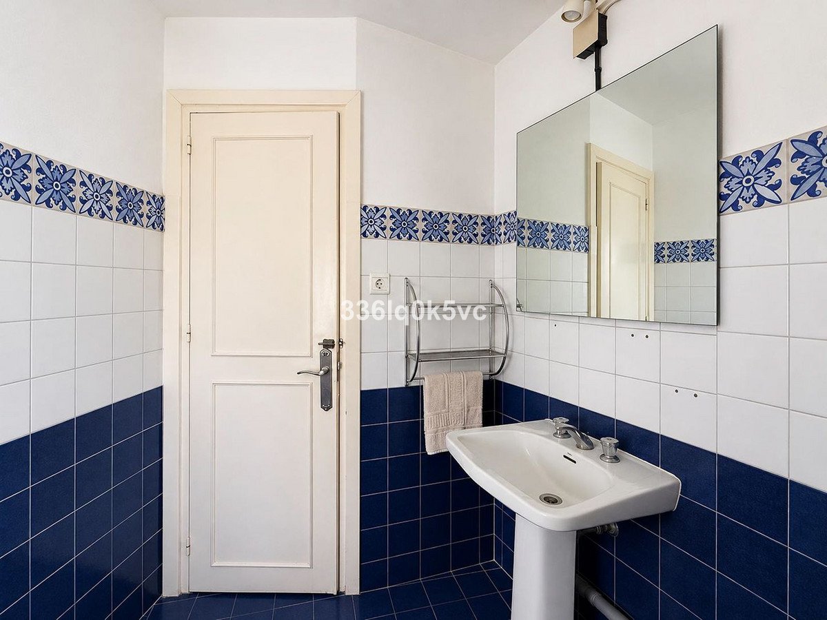 2 Bed Top Floor Apartment in Benahavís