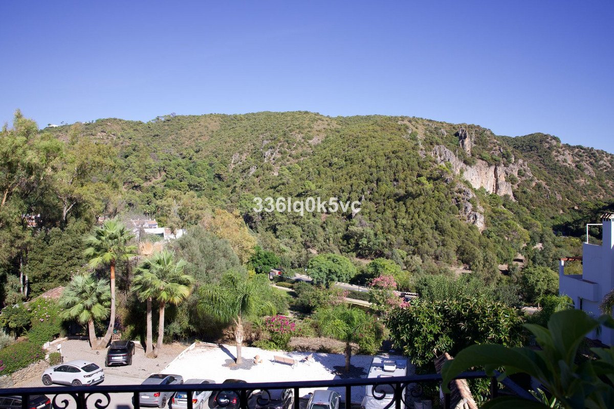 2 Bed Top Floor Apartment in Benahavís