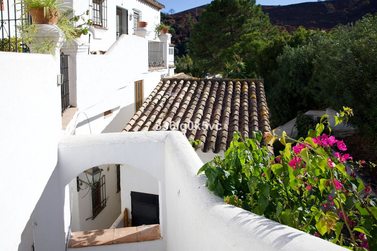 2 Bed Top Floor Apartment in Benahavís