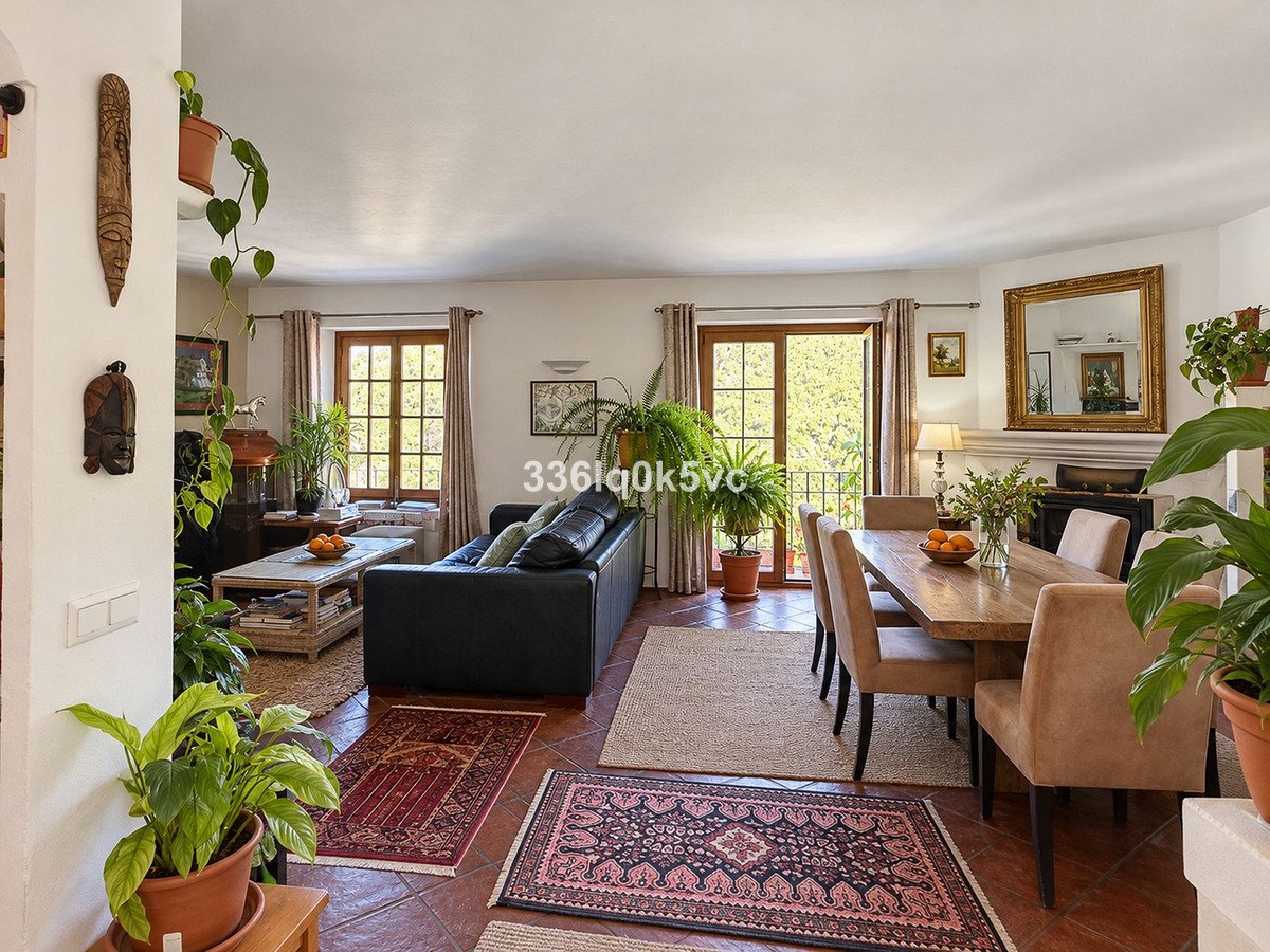 2 Bed Top Floor Apartment in Benahavís