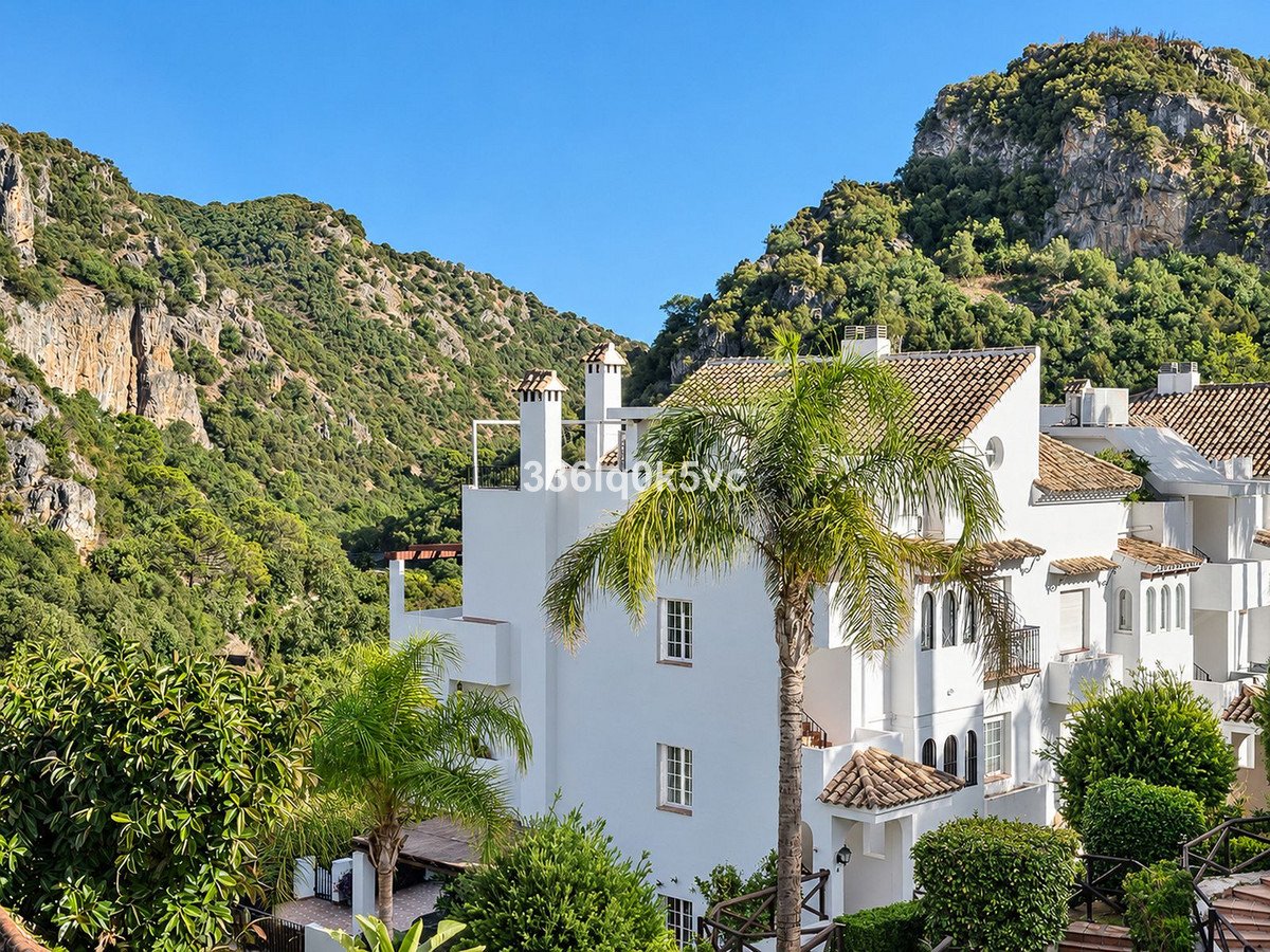 2 Bed Top Floor Apartment in Benahavís