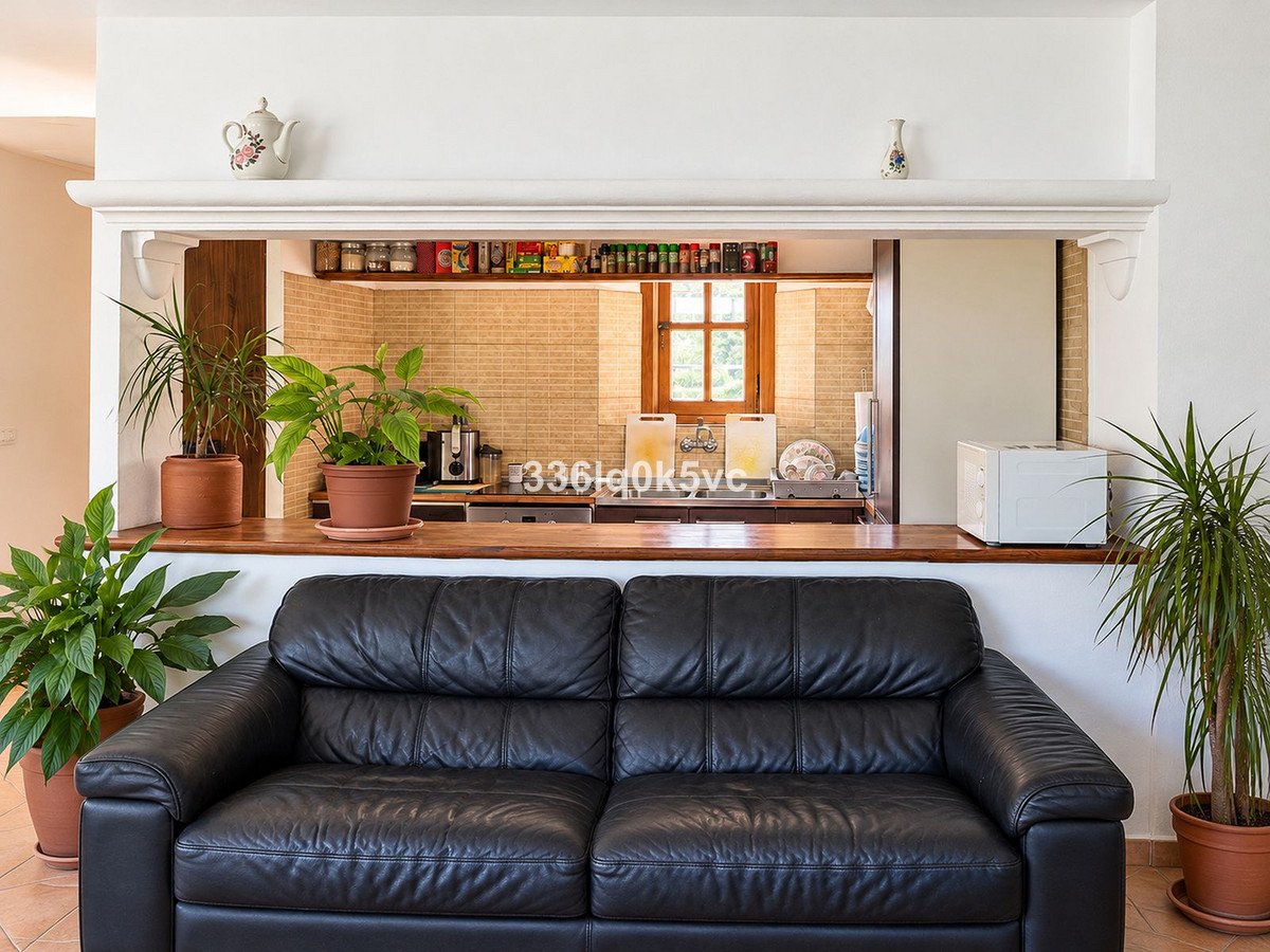 2 Bed Top Floor Apartment in Benahavís