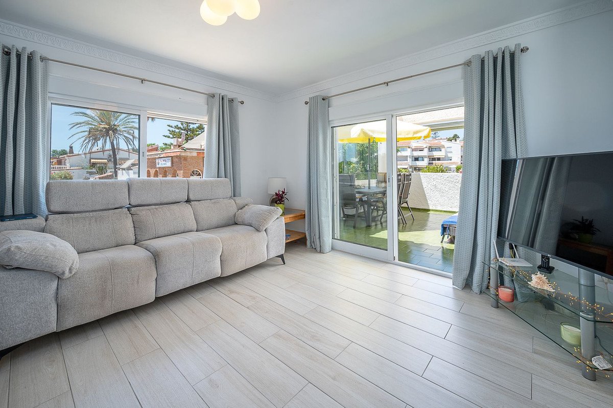 2 Bed Middle Floor Apartment in El Faro