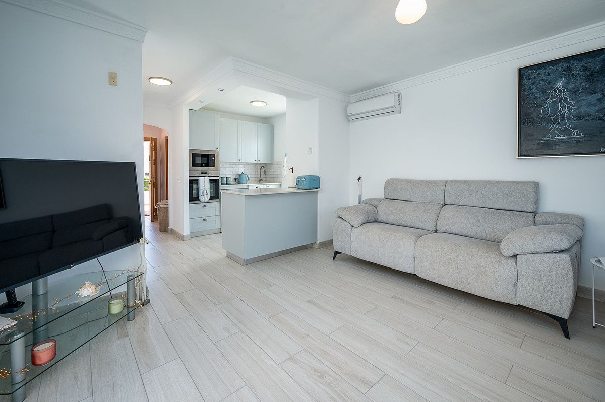 2 Bed Middle Floor Apartment in El Faro