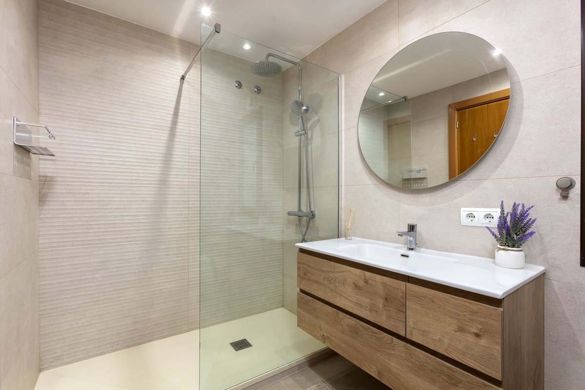 2 Bed Middle Floor Apartment in Selwo