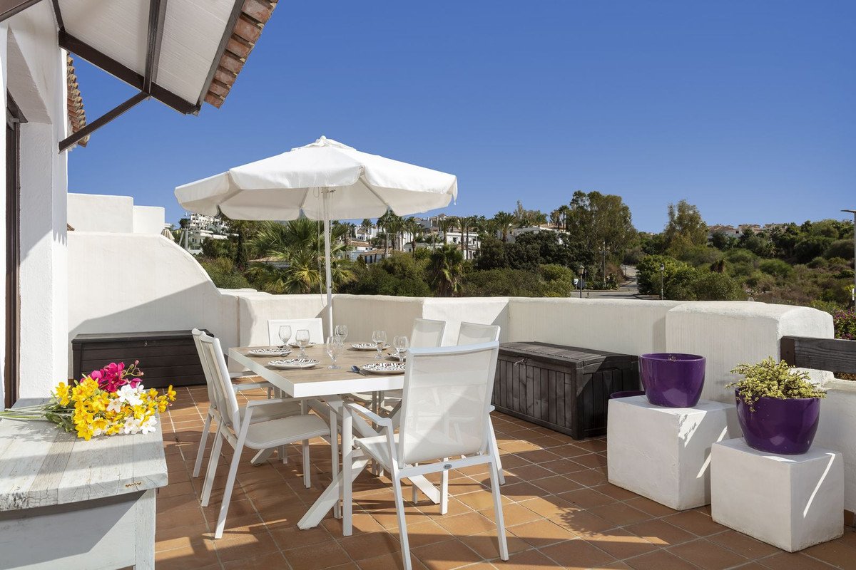 2 Bed Middle Floor Apartment in Selwo
