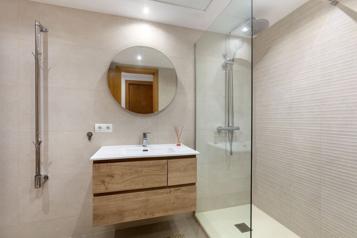 2 Bed Middle Floor Apartment in Selwo