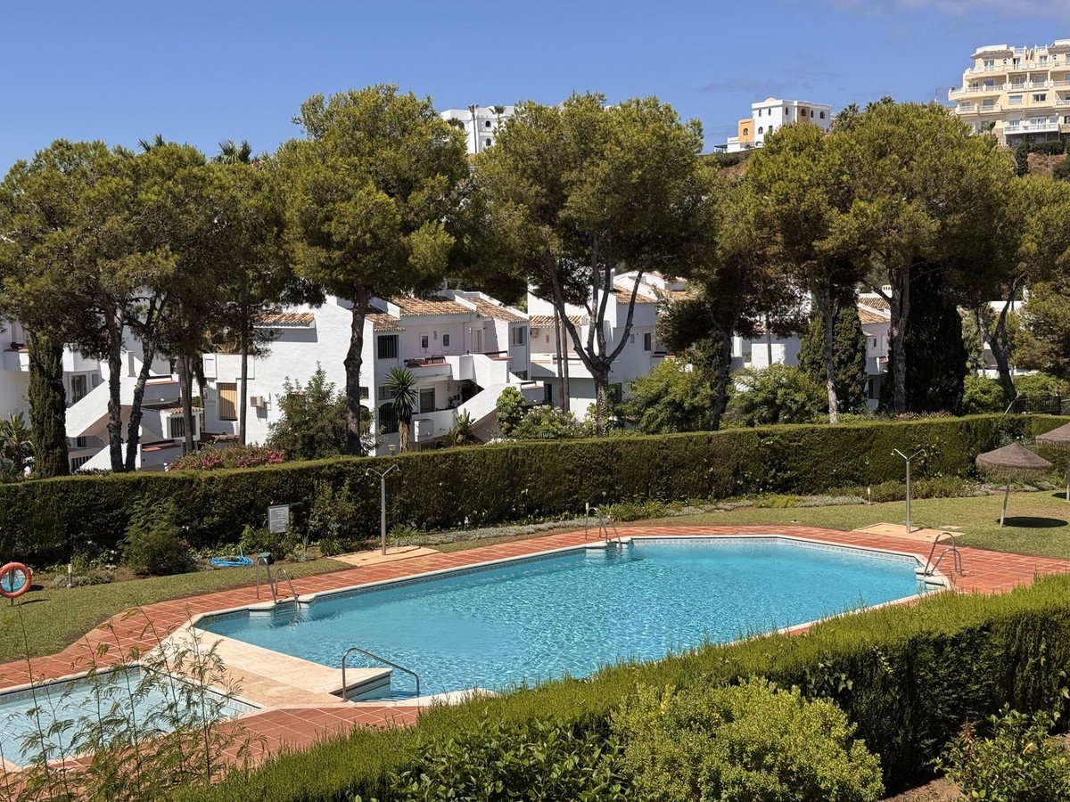 2 Bed Middle Floor Apartment in Miraflores