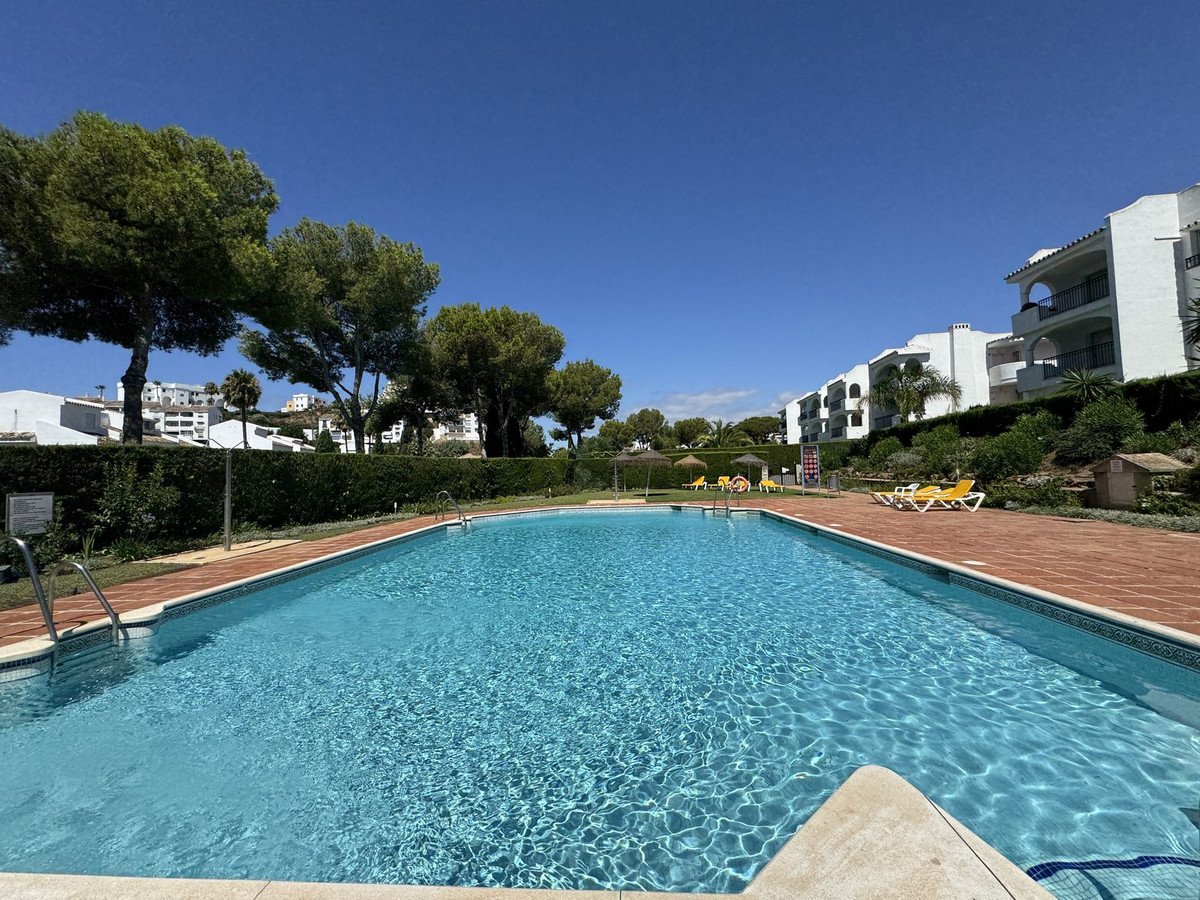 2 Bed Middle Floor Apartment in Miraflores