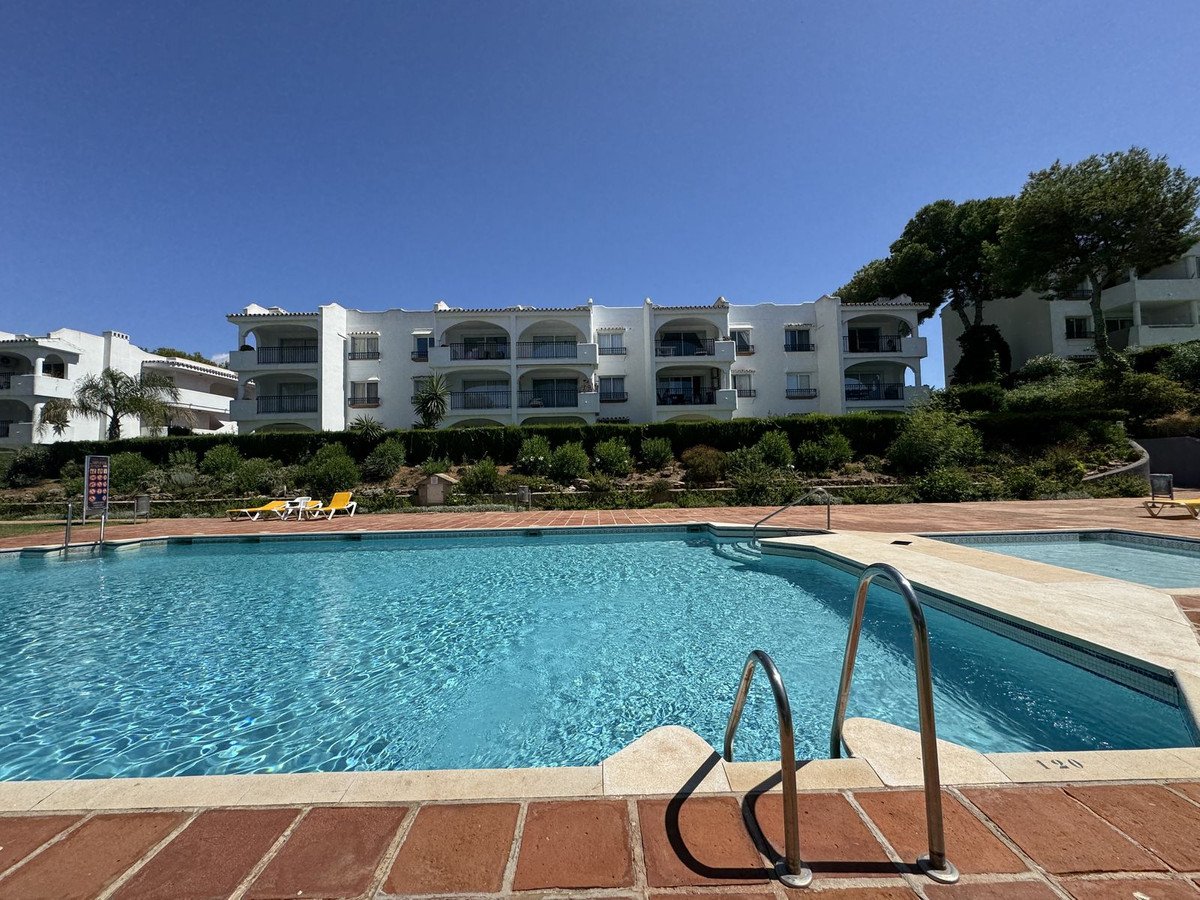 2 Bed Middle Floor Apartment in Miraflores