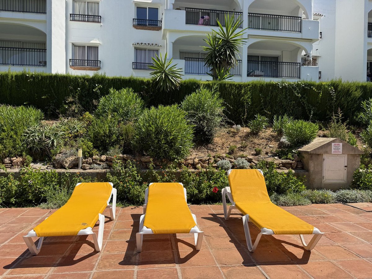 2 Bed Middle Floor Apartment in Miraflores