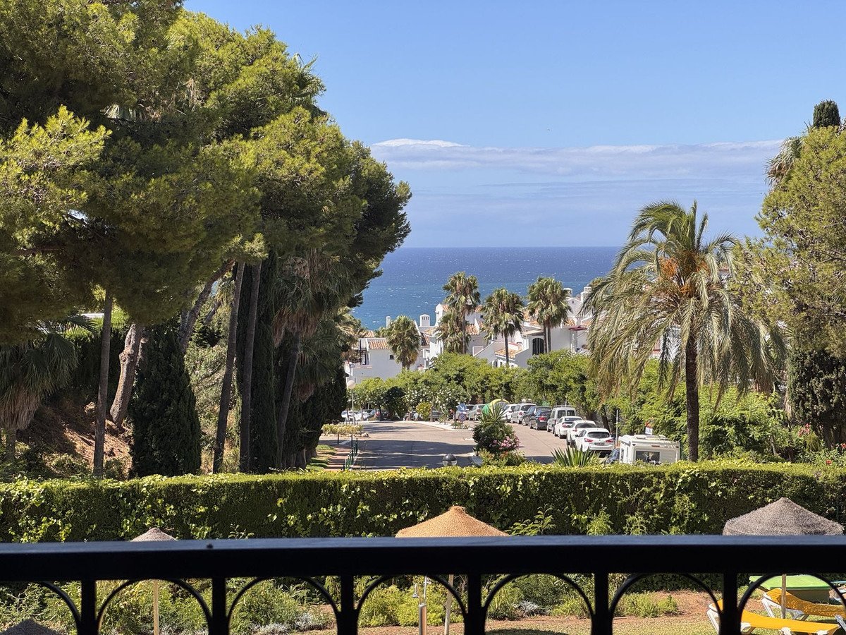 2 Bed Middle Floor Apartment in Miraflores