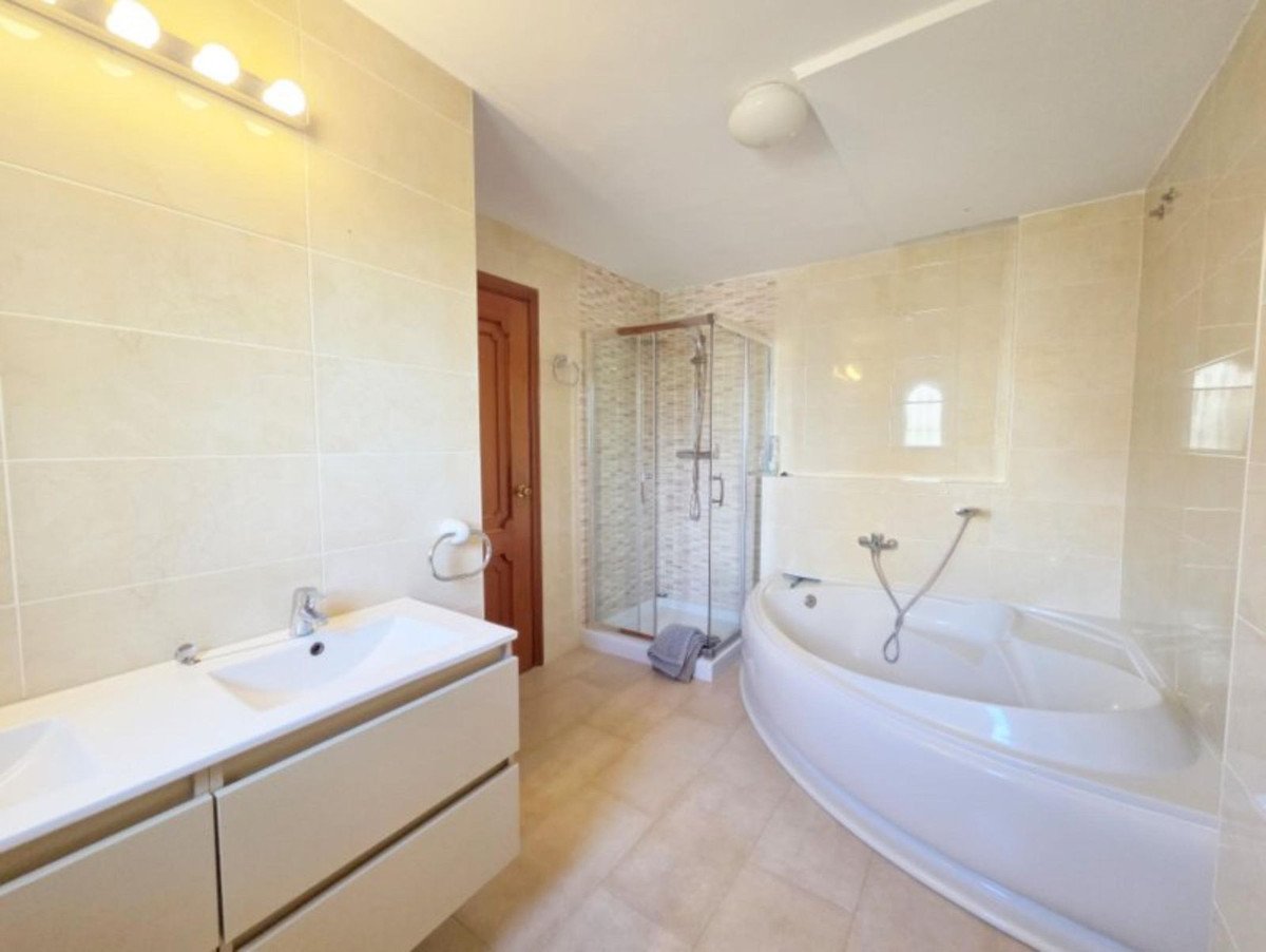 3 Bed Ground Floor Apartment in La Duquesa