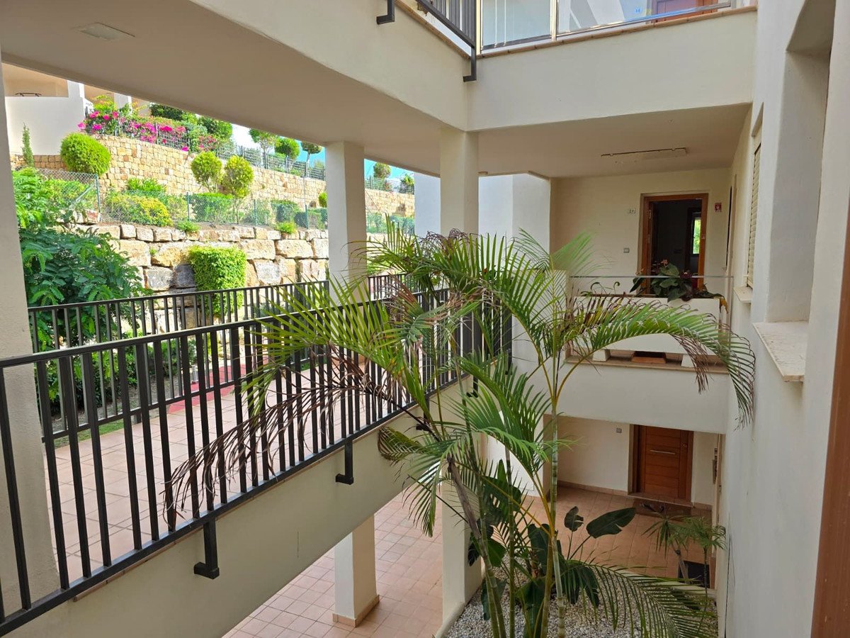 2 Bed Middle Floor Apartment in Estepona