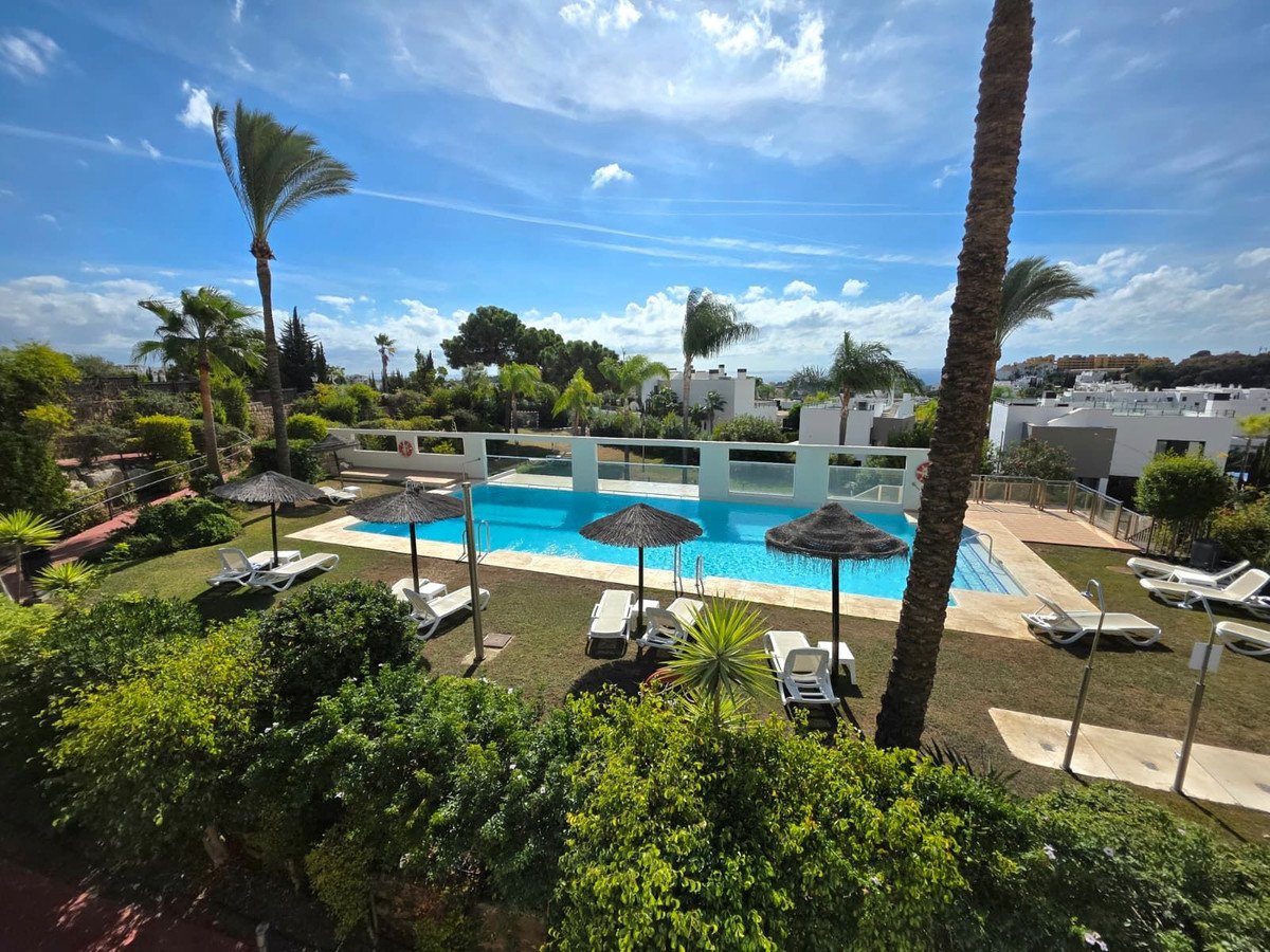 2 Bed Middle Floor Apartment in Estepona