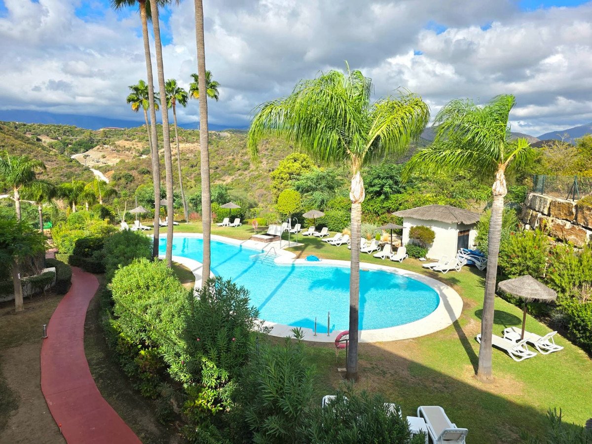 2 Bed Middle Floor Apartment in Estepona
