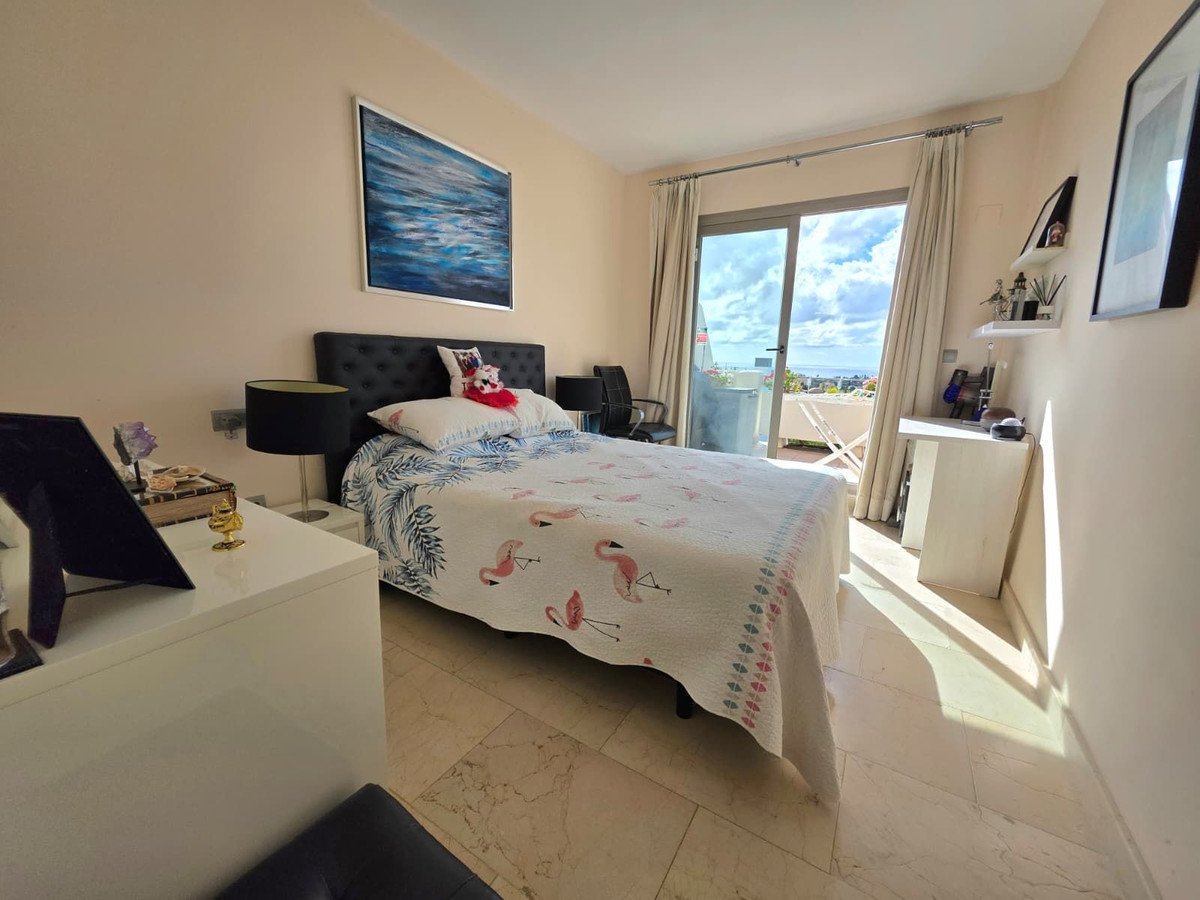 2 Bed Middle Floor Apartment in Estepona