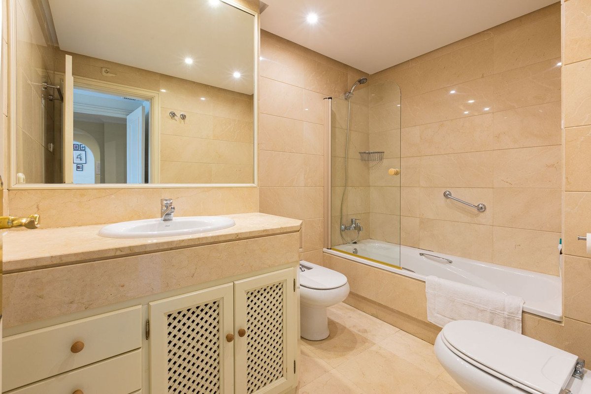 2 Bed Middle Floor Apartment in Puerto Banús