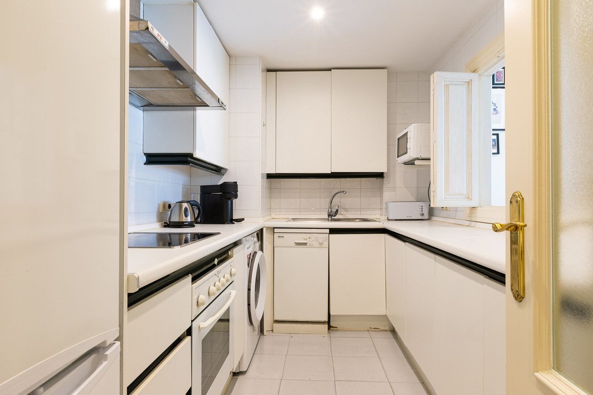 2 Bed Middle Floor Apartment in Puerto Banús