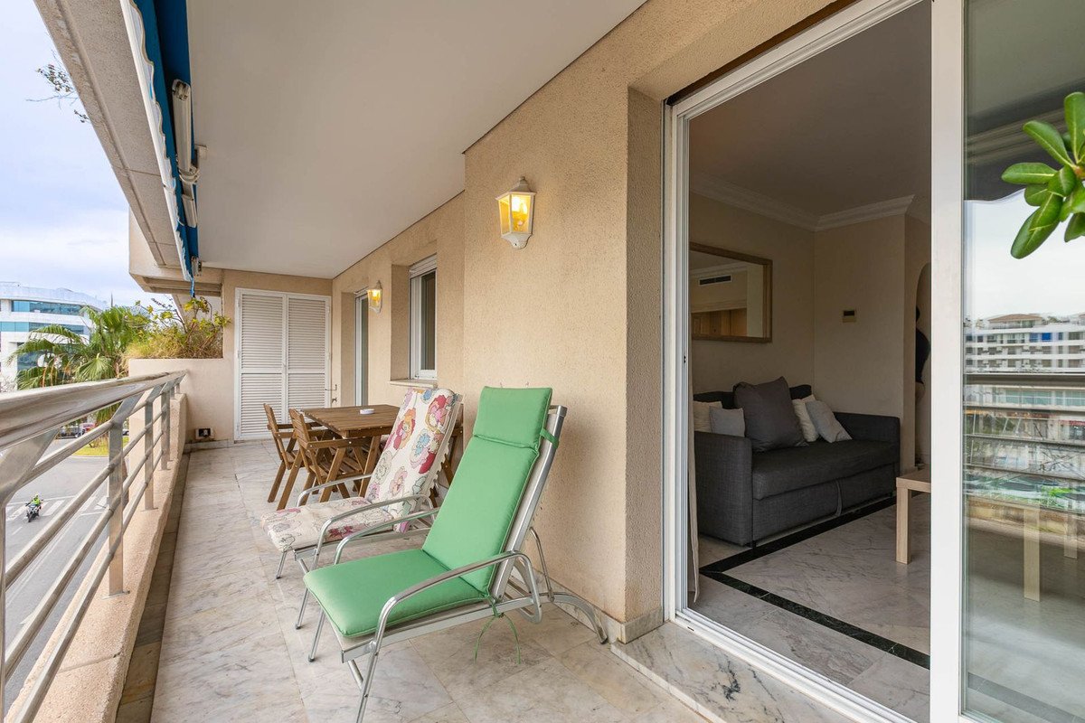 2 Bed Middle Floor Apartment in Puerto Banús