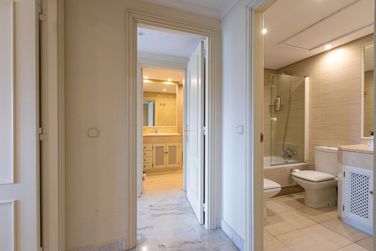 2 Bed Middle Floor Apartment in Puerto Banús
