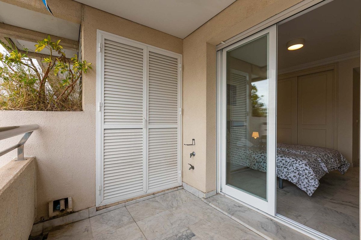 2 Bed Middle Floor Apartment in Puerto Banús