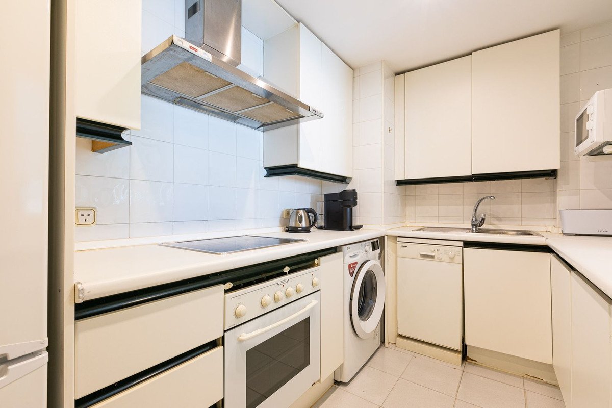 2 Bed Middle Floor Apartment in Puerto Banús