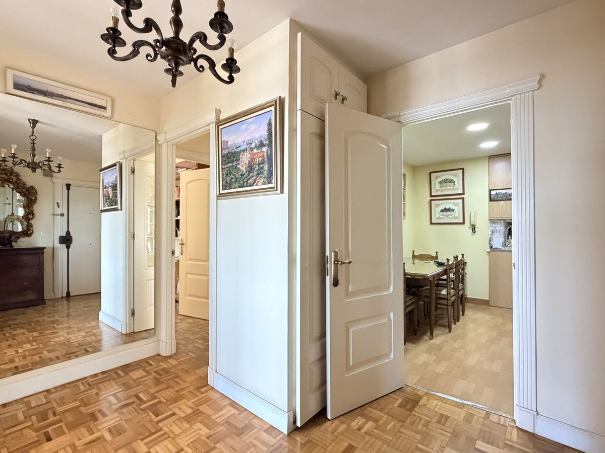 5 Bed Middle Floor Apartment in Malagueta