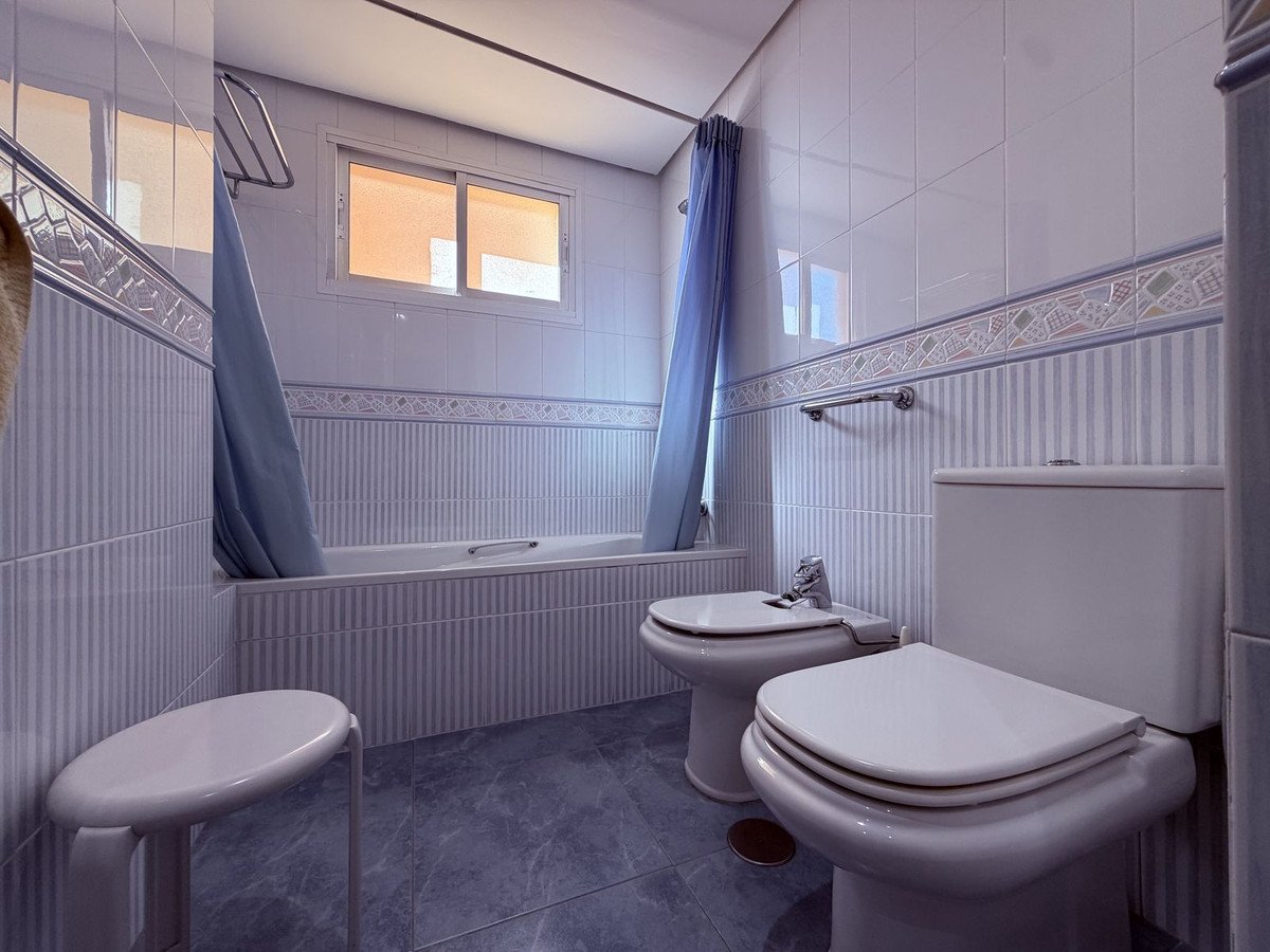 5 Bed Middle Floor Apartment in Malagueta