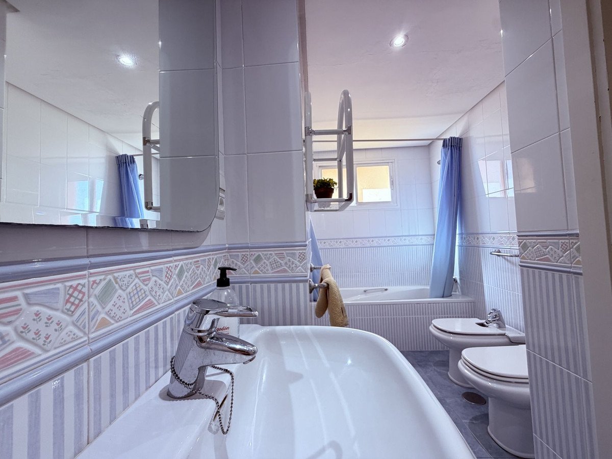 5 Bed Middle Floor Apartment in Malagueta