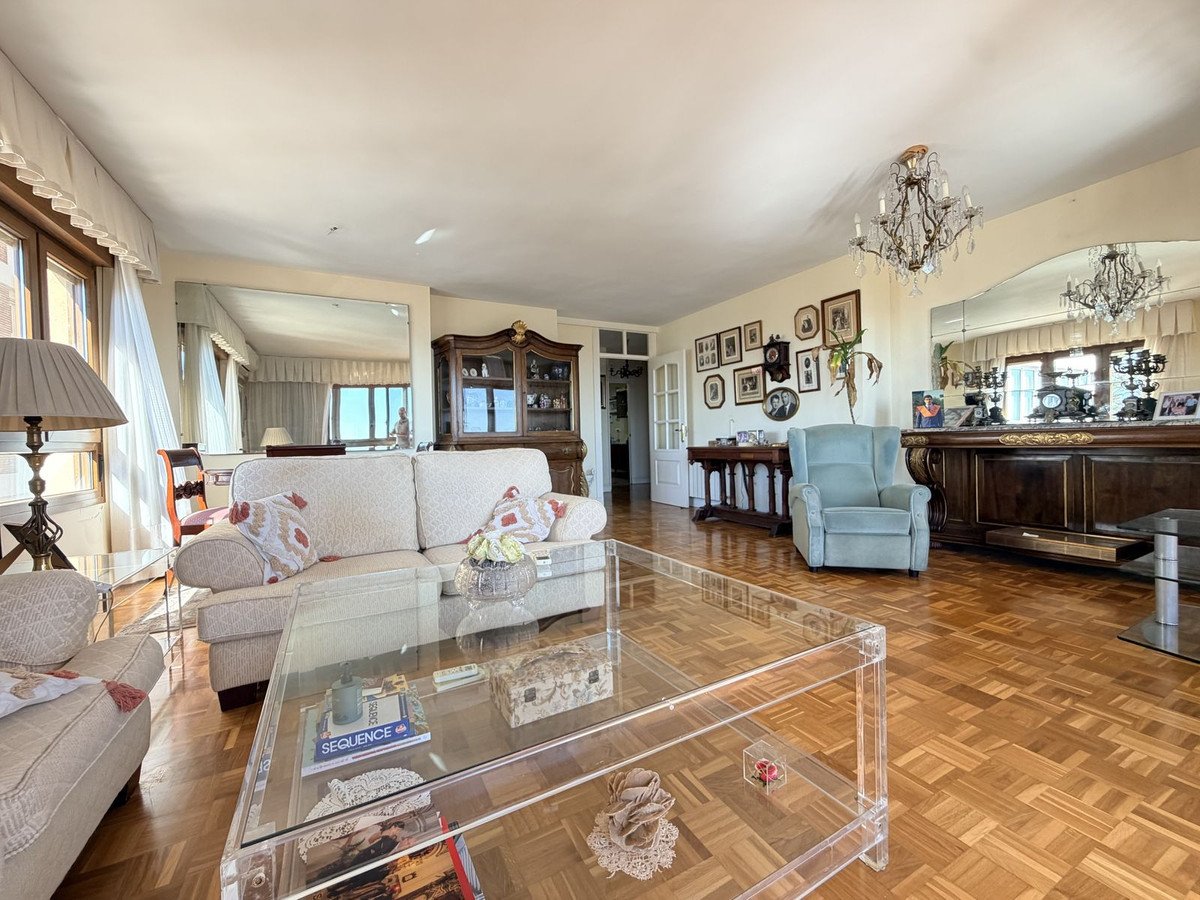 5 Bed Middle Floor Apartment in Malagueta