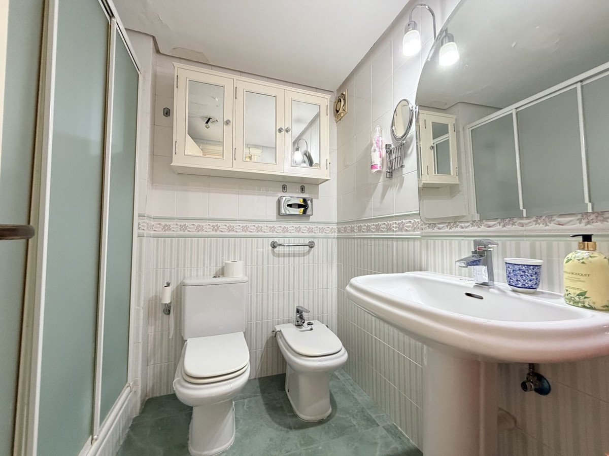 5 Bed Middle Floor Apartment in Malagueta