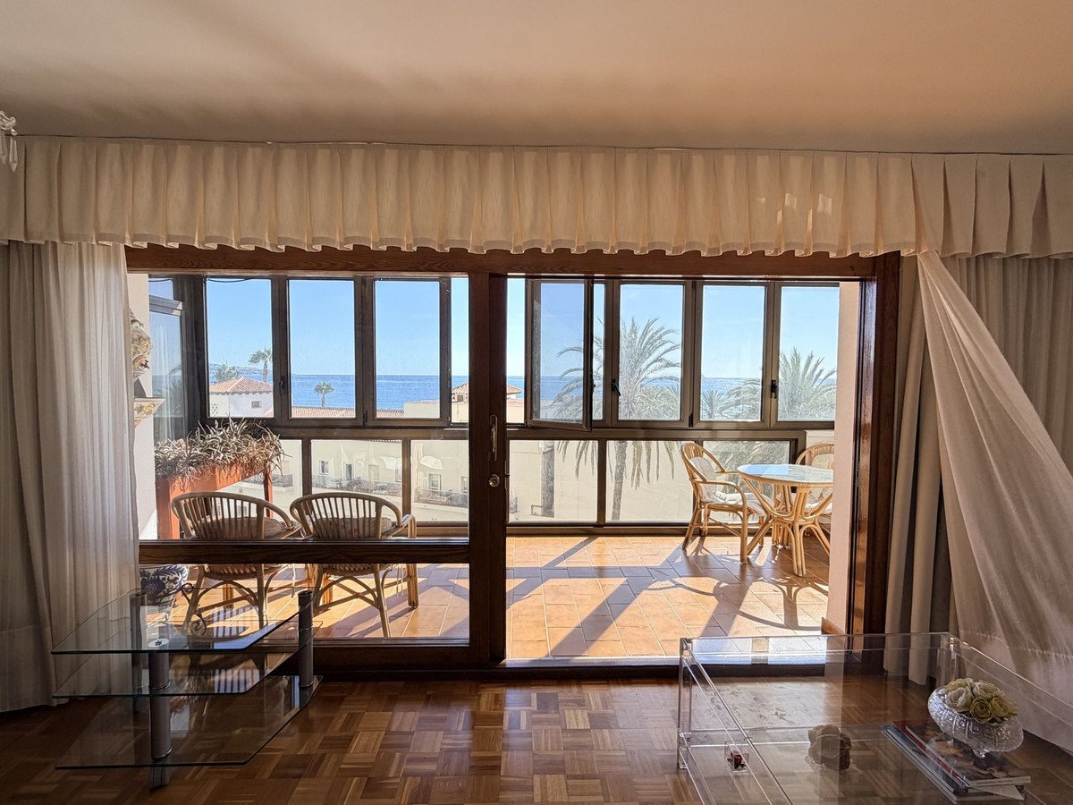 5 Bed Middle Floor Apartment in Malagueta