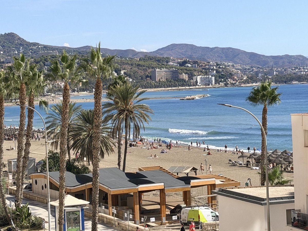 5 Bed Middle Floor Apartment in Malagueta