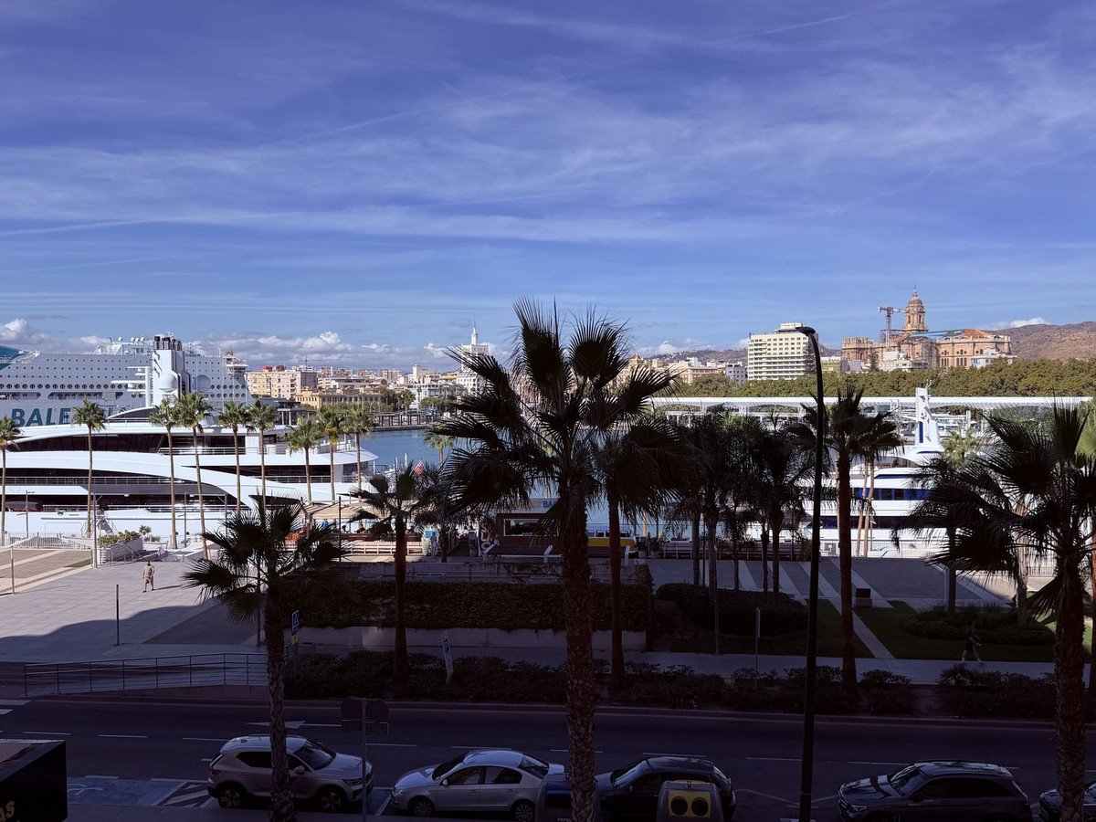 5 Bed Middle Floor Apartment in Malagueta