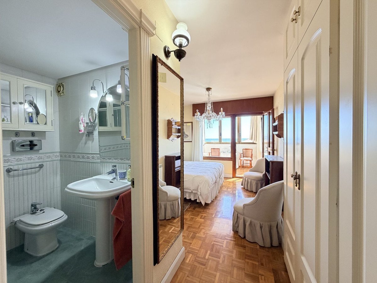 5 Bed Middle Floor Apartment in Malagueta